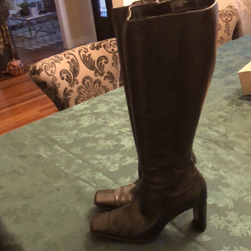 Anne Klein 2 Black Leather boots in very good condition. Super comfortable